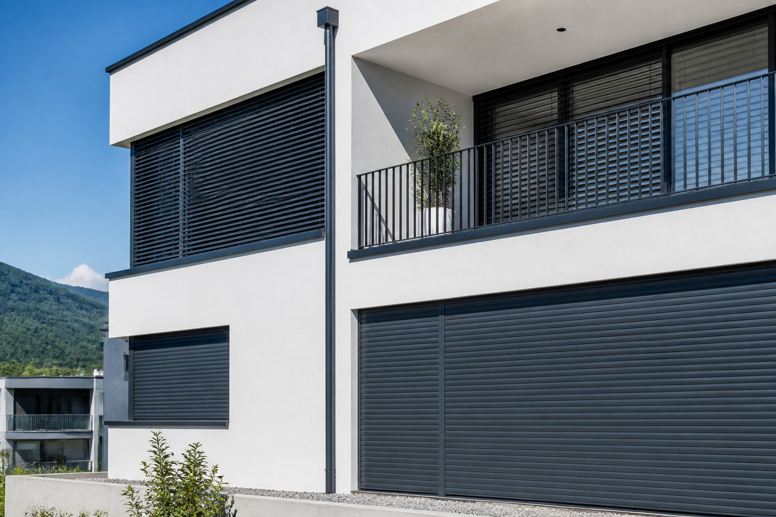 Moderne Fassade mit Raffstoren und Rollläden