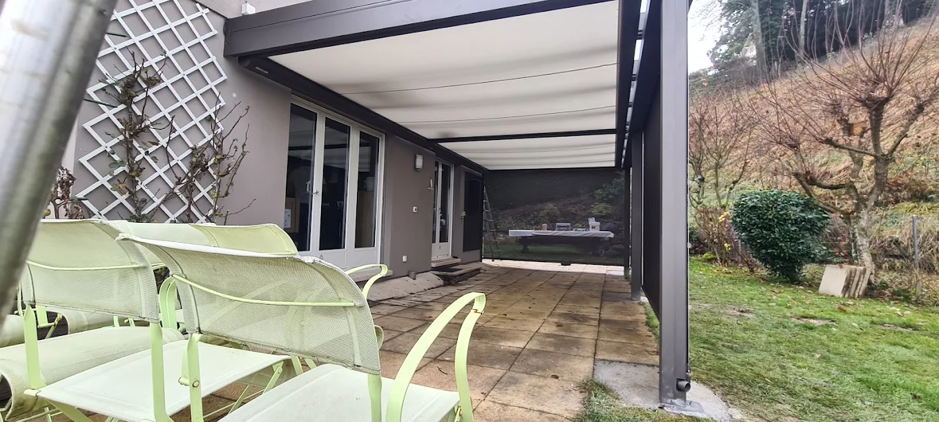 Façade moderne avec stores à lamelles extérieurs et volets roulants